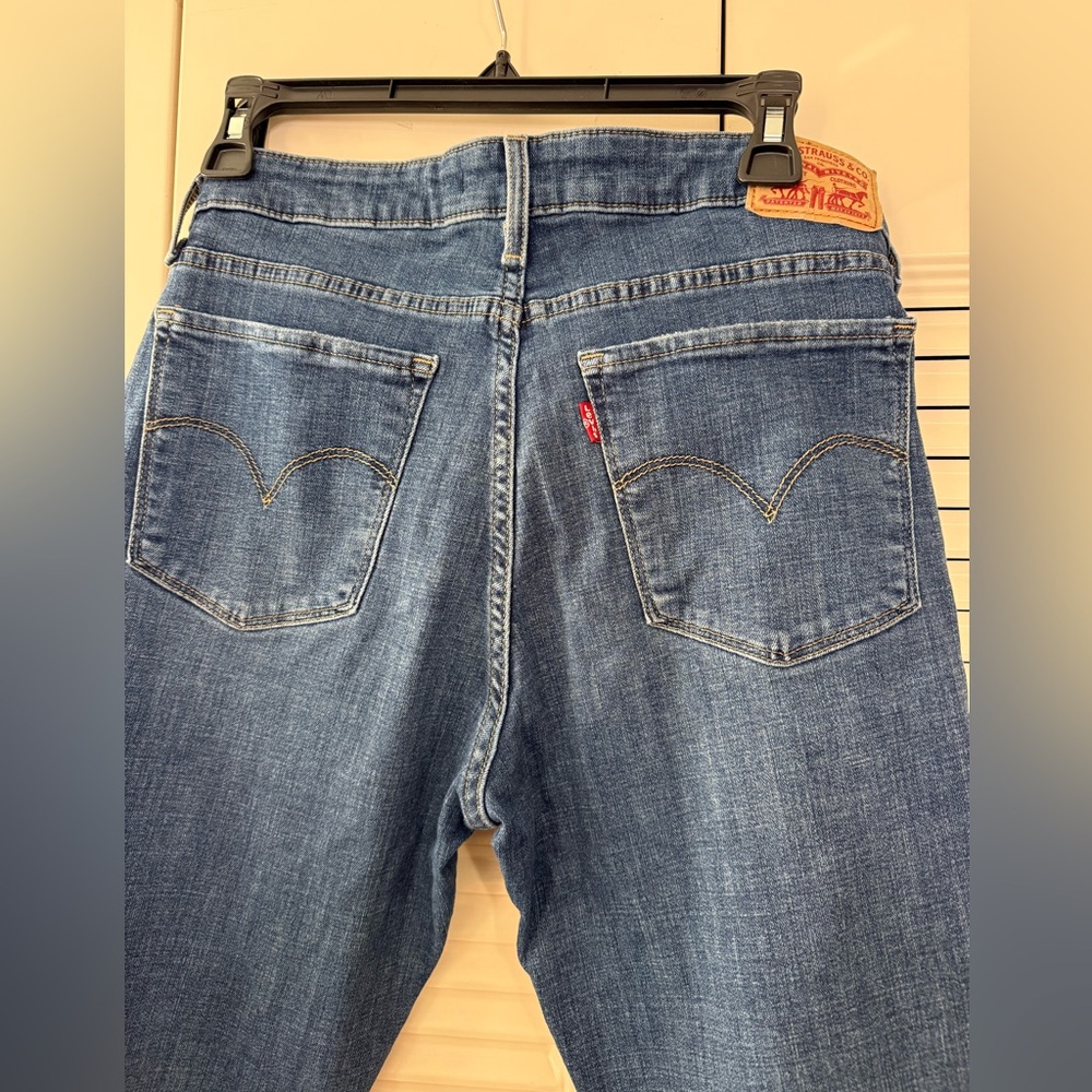 Levi’s Skinny 711 Jean size 30one distressed on front